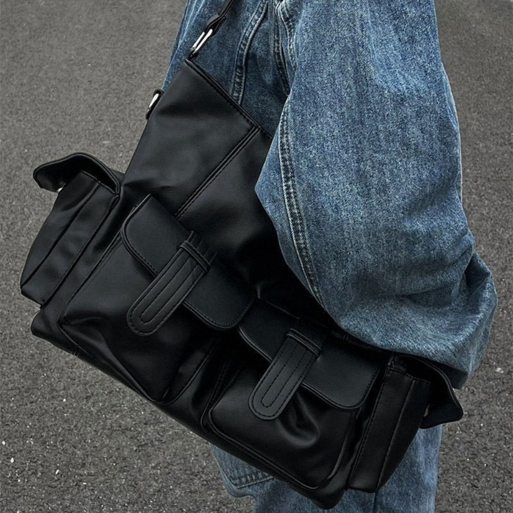 This Large-Capacity Crossbody Bag Features a Vintage Motorcycle Style Combined with a Messenger Bag Design. Its Black Exterior Is Complemented by Sturdy Handles And a Zip Closure