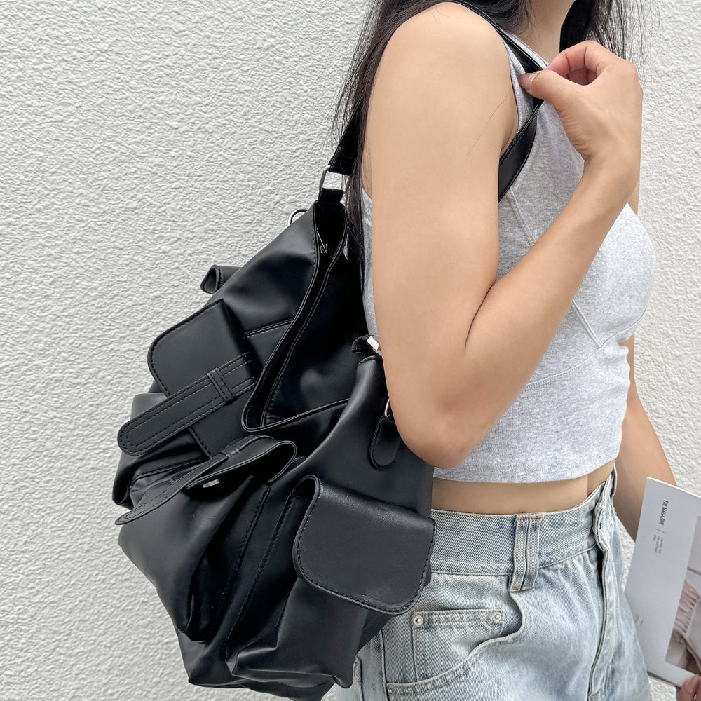 This Large-Capacity Crossbody Bag Features a Vintage Motorcycle Style Combined with a Messenger Bag Design. Its Black Exterior Is Complemented by Sturdy Handles And a Zip Closure